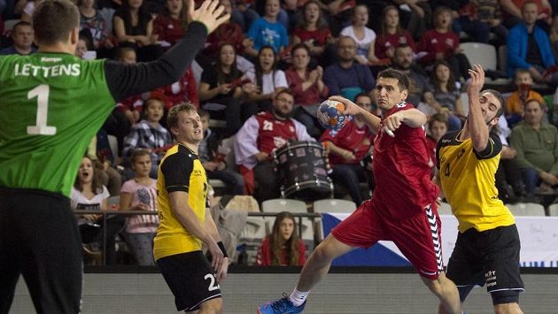 Belgiščtí házenkáři (zleva) Jef Lettens, Damian Kedziora a Thomas Bolaers brání útok Vojtěcha Petrovského v kvalifikačním utkání. Belgiščtí házenkáři (zleva) Jef Lettens, Damian Kedziora a Thomas Bolaers brání útok Vojtěcha Petrovského v kvalifikačním utkání.