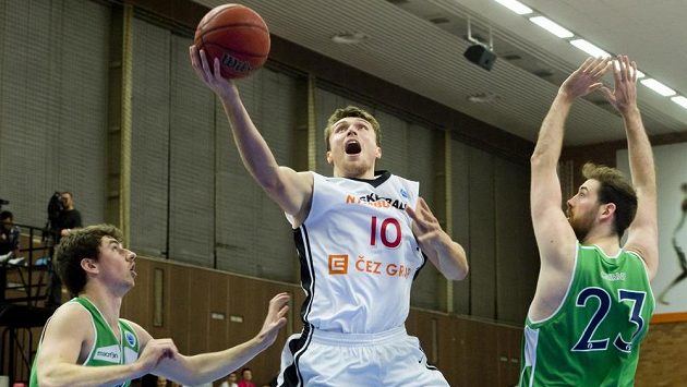 Zleva Adrian O'Sullivan z Hybernie, Pavel Houška z Nymburka a Keelan Cairns. Ilustrační foto. Zleva Adrian O'Sullivan z Hybernie, Pavel Houška z Nymburka a Keelan Cairns. Ilustrační foto.