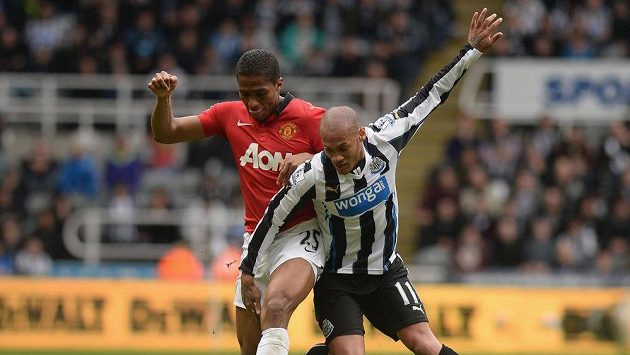 Antonio Valencia z Manchesteru United (vlevo) bojuje o míč s Yoanem Gouffranem z Newcastlu. Antonio Valencia z Manchesteru United (vlevo) bojuje o míč s Yoanem Gouffranem z Newcastlu.