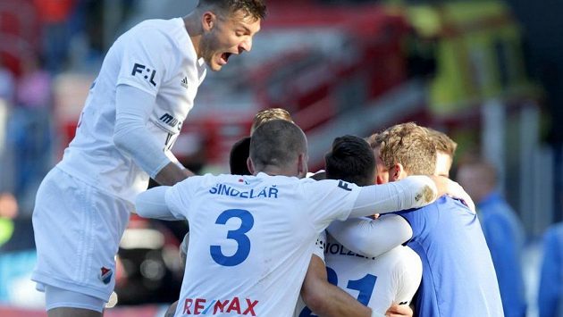 Patrizio Stronati z Baníku Ostrava (vlevo ve výskoku) se raduje se spoluhráči z gólu. Patrizio Stronati z Baníku Ostrava (vlevo ve výskoku) se raduje se spoluhráči z gólu.