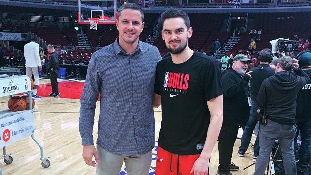 Tomás Satoranský (vpravo) na snímku s bývalým slovinským basketbalistou Boštjanem Nachbarem. Tomás Satoranský (vpravo) na snímku s bývalým slovinským basketbalistou Boštjanem Nachbarem.