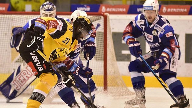 Útočník Litvínova Edwin Hedberg a obránce Brna Tomáš Bartejs (vpravo) v akci během extraligového utkání. Útočník Litvínova Edwin Hedberg a obránce Brna Tomáš Bartejs (vpravo) v akci během extraligového utkání.