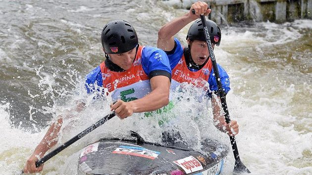 Jonáš Kašpar (vpředu) a Marek Šindler. Jonáš Kašpar (vpředu) a Marek Šindler.