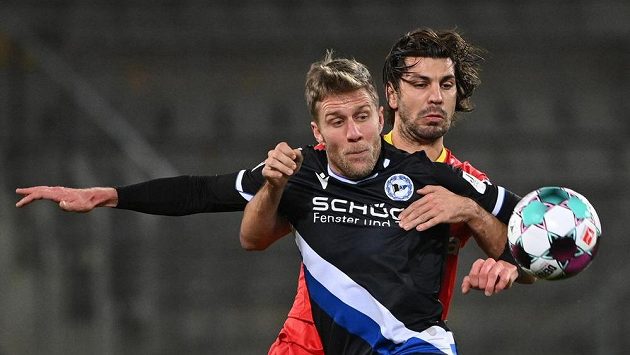 Aleksandar Dragovic (vzadu) z Leverkusenu tentokrát v obranné akci proti Svenu Schipplockovi z Bielefeldu. Ale nakonec dal vítězný gól svého týmu. Aleksandar Dragovic (vzadu) z Leverkusenu tentokrát v obranné akci proti Svenu Schipplockovi z Bielefeldu. Ale nakonec dal vítězný gól svého týmu.