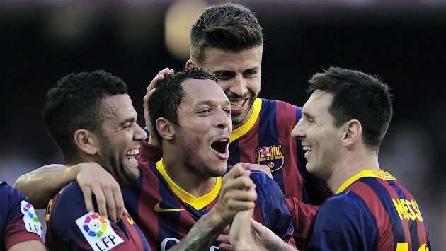 Fotbalisté Barcelony se radují z gólu proti Levante. Fotbalisté Barcelony se radují z gólu proti Levante.