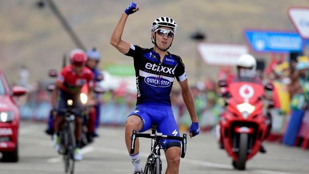 Gianluca Brambilla oslavuje triumf v 15. etapě Vuelty. Vzadu lídr průběžného pořadí Nairo Quintana. Gianluca Brambilla oslavuje triumf v 15. etapě Vuelty. Vzadu lídr průběžného pořadí Nairo Quintana.