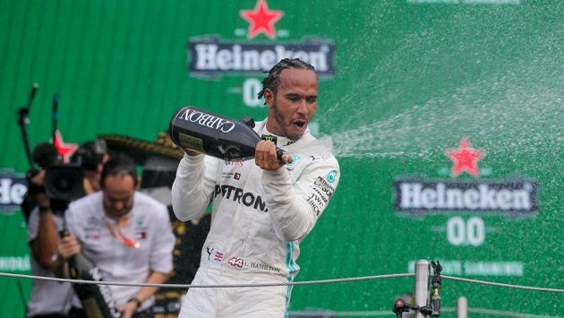 Lewis Hamilton slaví vítězství. Lewis Hamilton slaví vítězství.