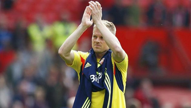 Sebastian Larsson ze Sunderlandu děkuje vlastním příznivcům, kteří podpořili Černé kočky na Old Trafford při výhře 1:0 nad Manchesterem United. Sebastian Larsson ze Sunderlandu děkuje vlastním příznivcům, kteří podpořili Černé kočky na Old Trafford při výhře 1:0 nad Manchesterem United.