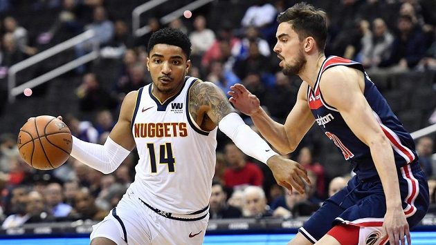 Basketbalista Denveru Nuggets Gary Harris (14) dribluje podél Tomáše Satoranského z Washingtonu. Basketbalista Denveru Nuggets Gary Harris (14) dribluje podél Tomáše Satoranského z Washingtonu.