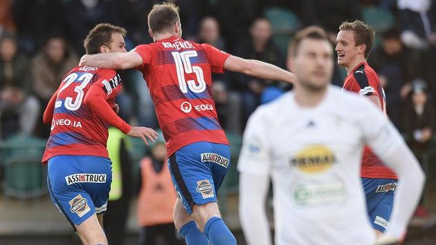 Plzeňský fotbalista Marek Bakoš (vlevo) se raduje ze vstřelené branky se svými spoluhráčem Michaelem Krmenčíkem a Janem Kopicem. Vpředu smutný brankář Bohemians Tomáš Fryšták. Plzeňský fotbalista Marek Bakoš (vlevo) se raduje ze vstřelené branky se svými spoluhráčem Michaelem Krmenčíkem a Janem Kopicem. Vpředu smutný brankář Bohemians Tomáš Fryšták.