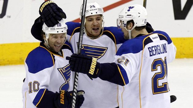 Chris Stewart (uprostřed) a jeho spoluhráči ze St. Louis se radují z vítězství. Chris Stewart (uprostřed) a jeho spoluhráči ze St. Louis se radují z vítězství.