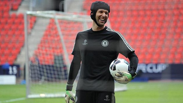 Gólman Chelsea Petr Čech už vyhlíží svůj návrat mezi tyče. Gólman Chelsea Petr Čech už vyhlíží svůj návrat mezi tyče.