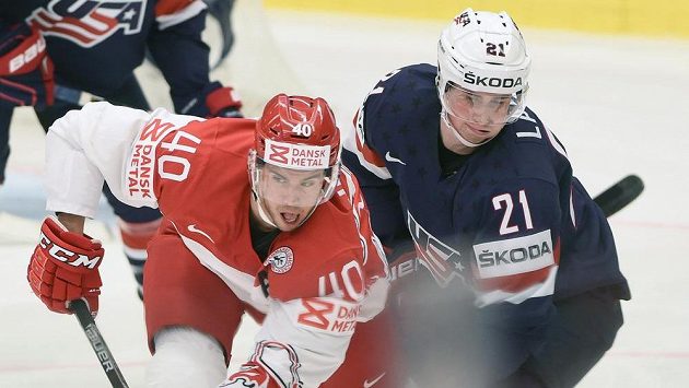Jesper Jensen z Dánska a Dylan Larkin z USA bojují o puk. Jesper Jensen z Dánska a Dylan Larkin z USA bojují o puk.