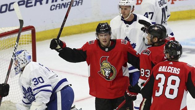 Český útočník Flip Chlapík v dresu Ottawy oslavuje svůj gól v přípravném utkání proti Torontu. Český útočník Flip Chlapík v dresu Ottawy oslavuje svůj gól v přípravném utkání proti Torontu.