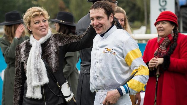 Jan Faltejsek se loni radoval z triumfu na Velké s Charme Lookem, letos se kvůli zranění dostihu nezúčastní. Jan Faltejsek se loni radoval z triumfu na Velké s Charme Lookem, letos se kvůli zranění dostihu nezúčastní.