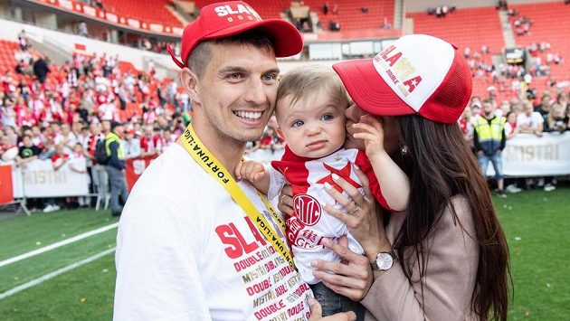 Ondřej Kúdela s rodinou po utkání posledního kola nadstavby se Spartou. Ondřej Kúdela s rodinou po utkání posledního kola nadstavby se Spartou.