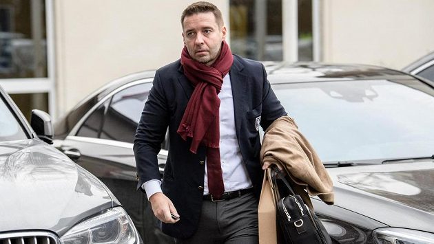Šéf LFA Dušan Svoboda během mimořádné Valné hromady FAČR. Šéf LFA Dušan Svoboda během mimořádné Valné hromady FAČR.