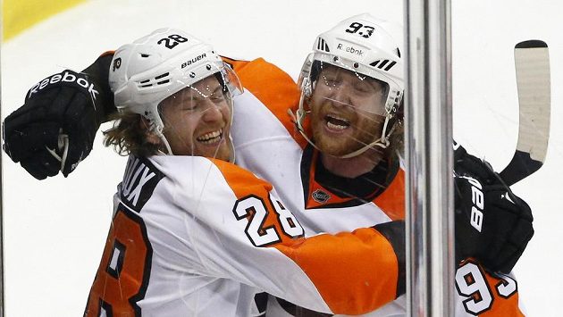Claude Giroux (vlevo) se raduje se spoluhráčem z Philadelphie Jakubem Voráčkem. Claude Giroux (vlevo) se raduje se spoluhráčem z Philadelphie Jakubem Voráčkem.