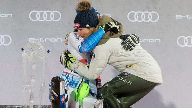 Petra Vlhová v objetí s Mikaelou Shiffrinovou. Petra Vlhová v objetí s Mikaelou Shiffrinovou.