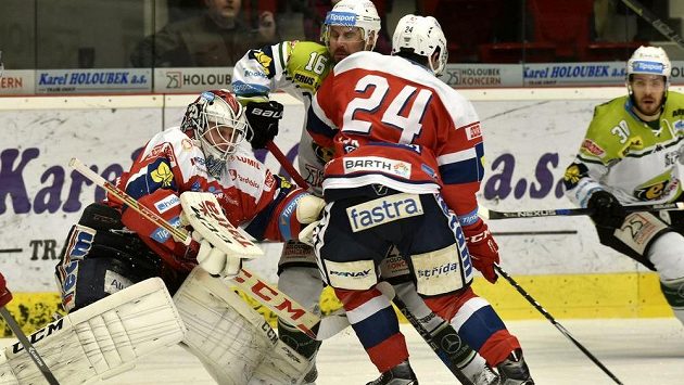 (Zleva) brankář Pardubic Brandon Maxwell, Rudolf Huna z Varů, Martin Štajnoch z Pardubic a karlovarský Tomáš Rachůnek. (Zleva) brankář Pardubic Brandon Maxwell, Rudolf Huna z Varů, Martin Štajnoch z Pardubic a karlovarský Tomáš Rachůnek.