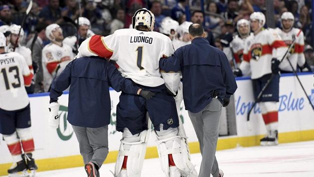 Roberto Luongo (1) z Floridy bude dva až čtyři týdny mimo hru se zraněným kolenem. Led opustil ve 33. minutě sobotního duelu Panthers na ledě Tampy Bay Roberto Luongo (1) z Floridy bude dva až čtyři týdny mimo hru se zraněným kolenem. Led opustil ve 33. minutě sobotního duelu Panthers na ledě Tampy Bay