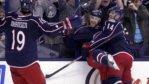 Hokejisté Columbusu Ryan Johansen (19), Nick Foligno a Blake Comeau (14) se radují z výhry nad Tampou Bay Lightning. Hokejisté Columbusu Ryan Johansen (19), Nick Foligno a Blake Comeau (14) se radují z výhry nad Tampou Bay Lightning.