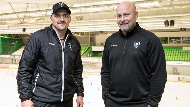 Trenéři hokejové Mladé Boleslavi Patrik Augusta (vpravo) a Viktor Ujčík. Trenéři hokejové Mladé Boleslavi Patrik Augusta (vpravo) a Viktor Ujčík.