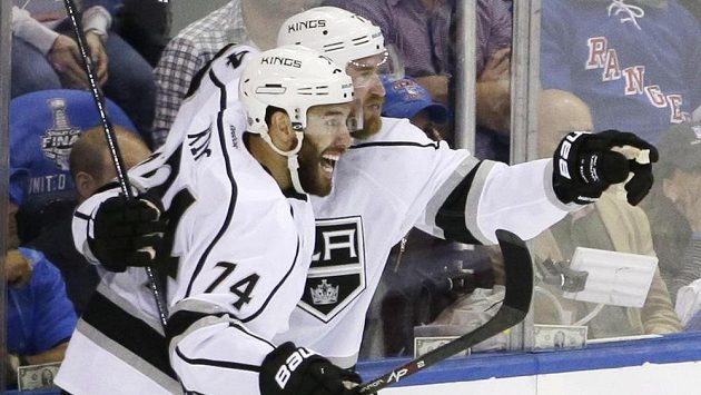 Jeff Carter (77) z Los Angeles otevřel v úvodní části třetího finále s Rangers skóre a jásal s Dwightem Kingem (74). Jeff Carter (77) z Los Angeles otevřel v úvodní části třetího finále s Rangers skóre a jásal s Dwightem Kingem (74).
