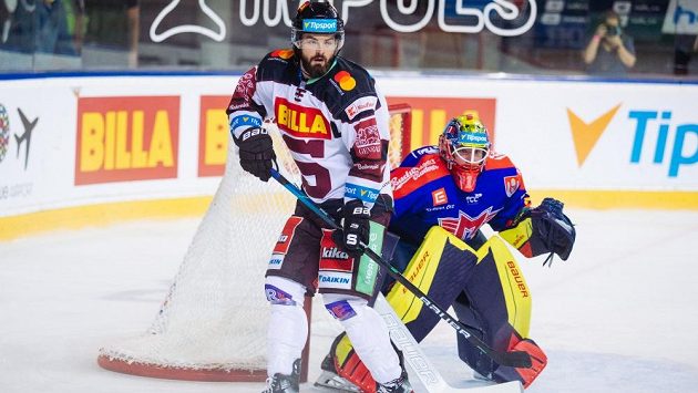 Sparťanský útočník Roman Horák před českobudějovickým brankářem Markem Čiliakem. Sparťanský útočník Roman Horák před českobudějovickým brankářem Markem Čiliakem.