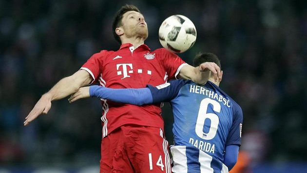 Xabi Alonso z Bayernu Mnichov (vlevo) v hlavičkovém souboji Vladimírem Daridou z Herthy Berlín. Xabi Alonso z Bayernu Mnichov (vlevo) v hlavičkovém souboji Vladimírem Daridou z Herthy Berlín.