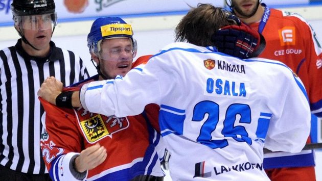 Finský hráč Oskar Osala (vpravo) při potyčce s Lukášem Krajíčkem. Finský hráč Oskar Osala (vpravo) při potyčce s Lukášem Krajíčkem.