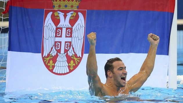 Srbský vodní pólista Dusko Pijetlovič si užívá triumf v olympijském finále. Srbský vodní pólista Dusko Pijetlovič si užívá triumf v olympijském finále.