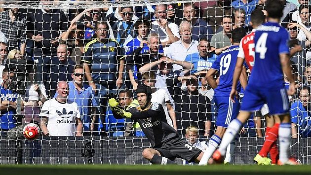 Gólman Arsenalu Petr Čech v akci při utkání proti Chelsea. Gólman Arsenalu Petr Čech v akci při utkání proti Chelsea.