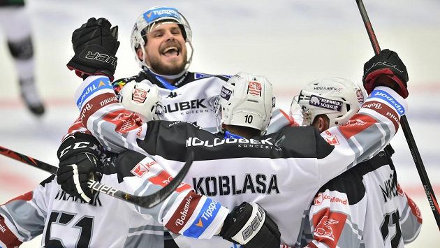 Radost hokejistů Karlových Varů z gólu proti Českým Budějovicím. Radost hokejistů Karlových Varů z gólu proti Českým Budějovicím.