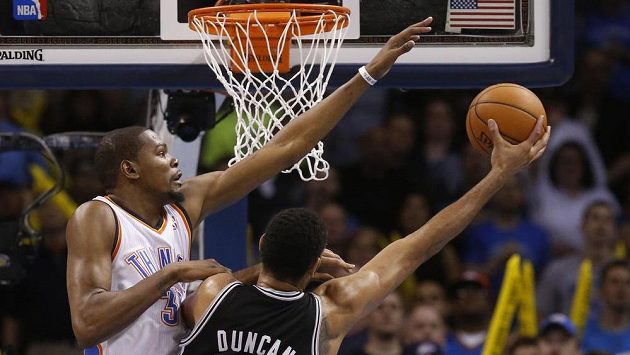 Kevin Durant (35) z Oklahomy v souboji s Timem Duncanem ze San Antonia. Kevin Durant (35) z Oklahomy v souboji s Timem Duncanem ze San Antonia.