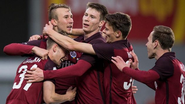 Daniel Turyna (druhý zleva) ze Sparty oslavuje se spoluhráči svůj gól během utkání semifinále MOL Cupu s Jabloncem. Daniel Turyna (druhý zleva) ze Sparty oslavuje se spoluhráči svůj gól během utkání semifinále MOL Cupu s Jabloncem.