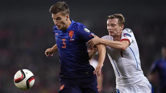 Nizozemský obránce Jöel Veltman (vlevo) a Ladislav Krejčí během kvalifikačního utkání na Letné. Nizozemský obránce Jöel Veltman (vlevo) a Ladislav Krejčí během kvalifikačního utkání na Letné.
