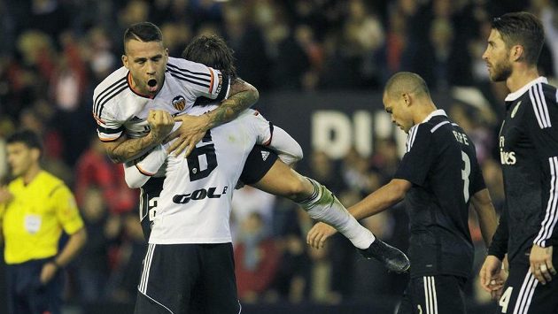 Nicolas Otamendi (nahoře) a Lucas Orban jásají, Valencie porazila Real Marid.