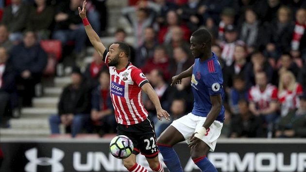 Nathan Redmond (vlevo) ze Southamptonu a Eric Bailly z Manchesteru United. Nathan Redmond (vlevo) ze Southamptonu a Eric Bailly z Manchesteru United.