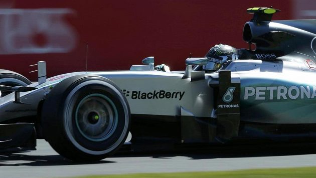 Němec Nico Rosberg s mercedesem při tréninku před australskou GP. Němec Nico Rosberg s mercedesem při tréninku před australskou GP.
