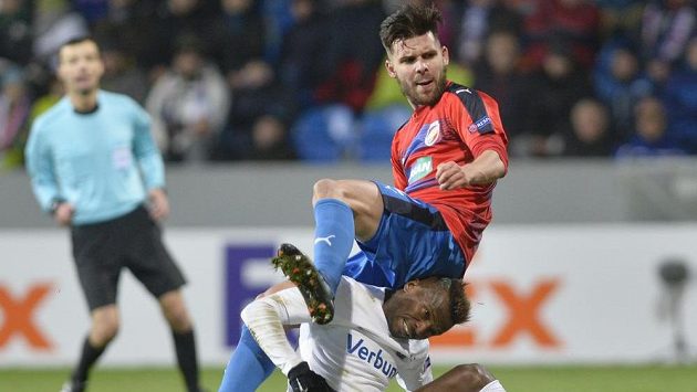 Michal Ďuriš (nahoře) z Viktorie Plzeň a Olarenwaju Kayode z Austrie Michal Ďuriš (nahoře) z Viktorie Plzeň a Olarenwaju Kayode z Austrie