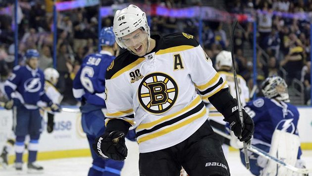 David Krejčí pomohl dvěma přihrávkami k výhře Bostonu v Buffalu. David Krejčí pomohl dvěma přihrávkami k výhře Bostonu v Buffalu.