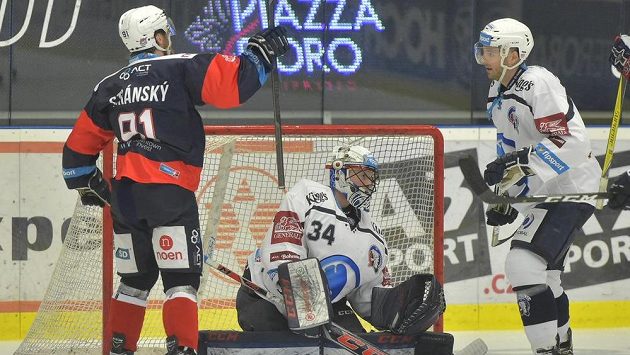Ze vstřeleného gólu se raduje útočník Jan Stránský z Chomutova. Přihlížejí brankář Plzně Dominik Frodl a jeho spoluhráč Nick Jones. Ze vstřeleného gólu se raduje útočník Jan Stránský z Chomutova. Přihlížejí brankář Plzně Dominik Frodl a jeho spoluhráč Nick Jones.