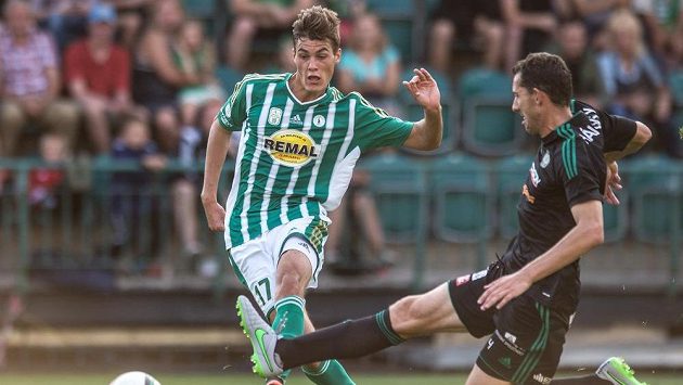 Patrik Schick z Bohemians a příbramský obránce Tomáš Hájovský v souboji během utkání 5. kola Synot ligy. Patrik Schick z Bohemians a příbramský obránce Tomáš Hájovský v souboji během utkání 5. kola Synot ligy.