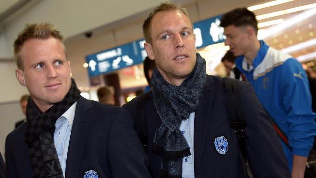 Fotbalisté David Limberský (vlevo) a Daniel Kolář před odletem Viktorie Plzeň z pražského letiště. Fotbalisté David Limberský (vlevo) a Daniel Kolář před odletem Viktorie Plzeň z pražského letiště.