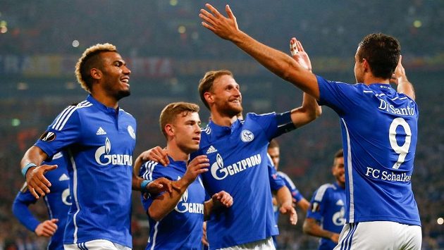 Franco di Santo (9) oslavuje se spoluhráči ze Schalke gól do sítě Sparty. V Německém poháru tým z Gelsenkirchenu skončil. Franco di Santo (9) oslavuje se spoluhráči ze Schalke gól do sítě Sparty. V Německém poháru tým z Gelsenkirchenu skončil.