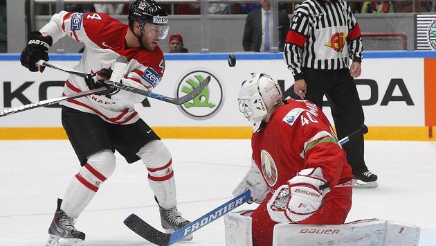 Kanaďan Taylor Hall (vlevo) se pokouší překonat běloruského brankáře Dmitrije Milčakova. Kanaďan Taylor Hall (vlevo) se pokouší překonat běloruského brankáře Dmitrije Milčakova.