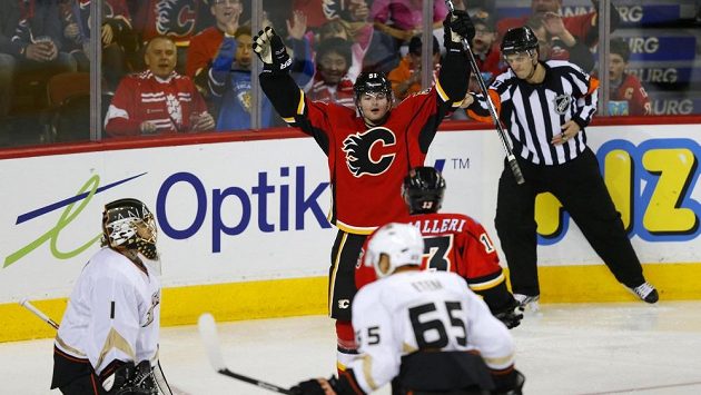 Roman Horák v dresu Calgary (uprostřed) oslavuje gól vstřelený Anaheimu. Roman Horák v dresu Calgary (uprostřed) oslavuje gól vstřelený Anaheimu.