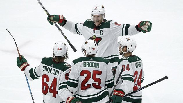 Hokejisté Minnsoty Jonas Brodin (25), Mikael Granlund (64), Matt Dumba (24) a Mikko Koivu slaví gól proti Chicagu. Hokejisté Minnsoty Jonas Brodin (25), Mikael Granlund (64), Matt Dumba (24) a Mikko Koivu slaví gól proti Chicagu.