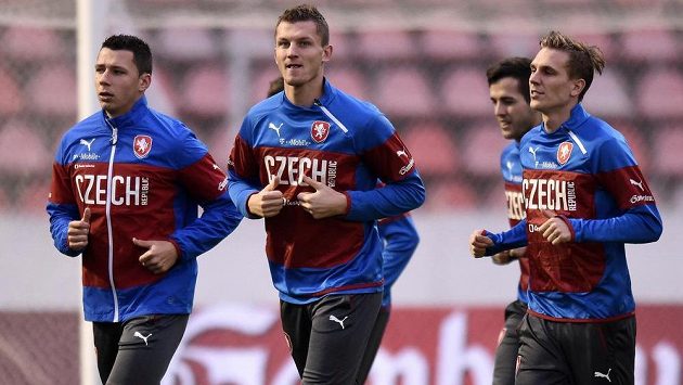 Fotbalisté (zleva): Marek Suchý, Tomáš Necid a Bořek Dočkal na tréninku české fotbalové reprezentace před zápasem kvalifikace ME 2016 s Islandem. Fotbalisté (zleva): Marek Suchý, Tomáš Necid a Bořek Dočkal na tréninku české fotbalové reprezentace před zápasem kvalifikace ME 2016 s Islandem.